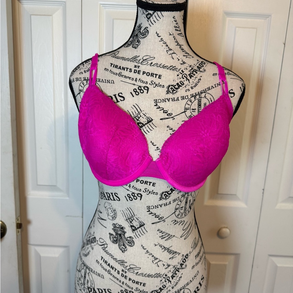 Victoria's Secret‎ Fuchsia Lace Bra